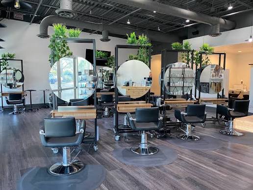 Salon met ronde spiegels